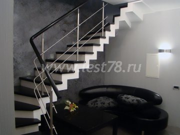 Черно-белая лестница с дубовыми ступенями 01-15