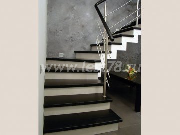 Черно-белая лестница с дубовыми ступенями 01-15