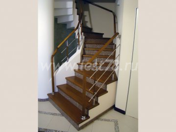Коричневая лестница на верхний этаж 04-09