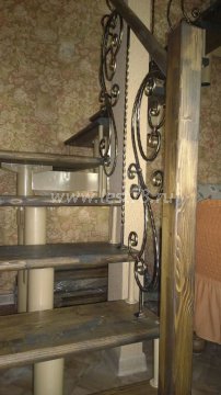 Модульная лестница из сосны с ковкой 05-13