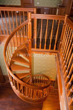 Спиралевидная лестница из бука 04-06
