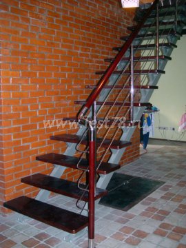 Лестница одномаршевая на металлокаркасе 06-05