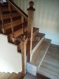 Поворотная лестница из сосны с закрытыми подступенками 05-18