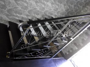 Черная лестница на двух металлических косоурах 01-12